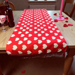 Kırmızı Beyaz Kalp Desenli Saçaklı Runner 50x150cm Leke Tutmaz Masa Örtü Solmaz Özel Gün Romantik